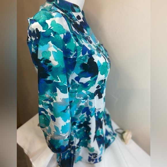 Laura Scott~Floral in Blues Button Blouse~3/4 Sleeves~Loop & Line Design~Size SC - Picture 10 of 11